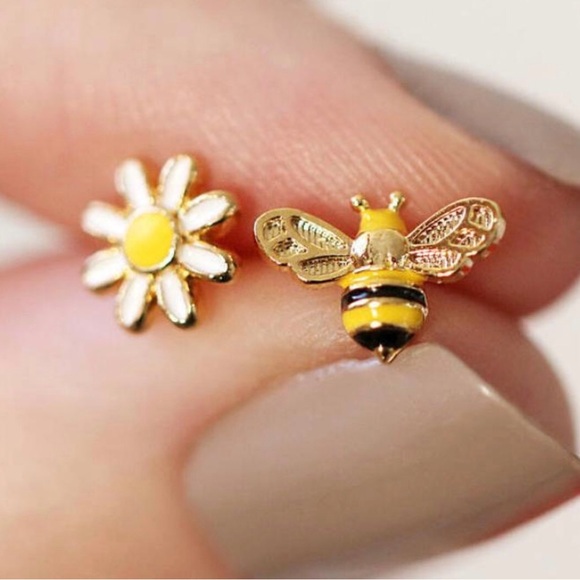 Bee and Daisy Asymmetrical earrings - Picture 5 of 5